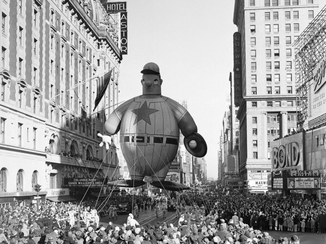 1997年，小淘气气球首次亮相，并穿过时代广场。