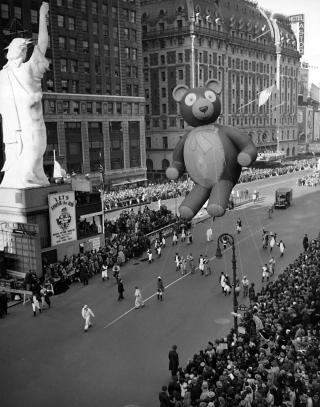 1945年，泰迪熊气球通过时代广场。
