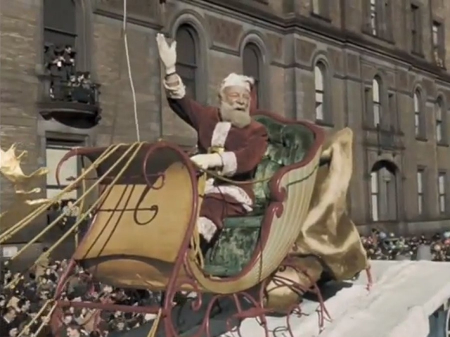 当1946年的游行录像被电影《34街奇迹》收录后，感恩节游行成为美国文化中较为突出的一部分。